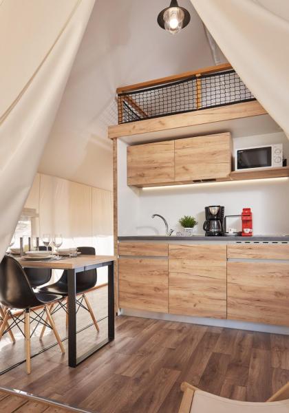 Moderne houten keuken in een glamping-tent.